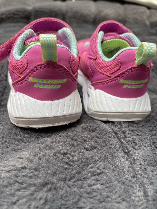 Adidasi fetita Sckechers marime 22 cu luminite