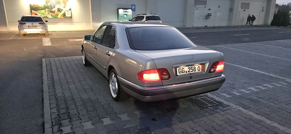 Mercedes e200 elegance primul proprietar, km 118k originali. oferta 3500 euro cash.masina este inmatriculata in romania in acest moment