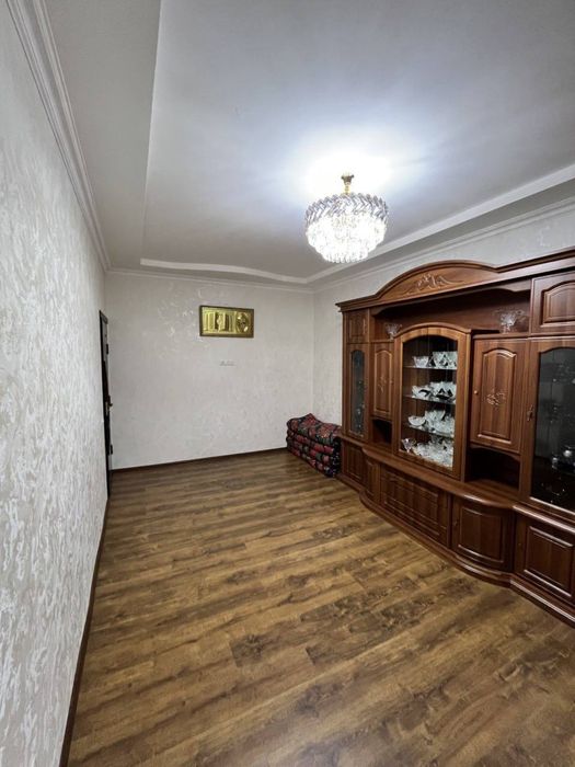 (Без маклер) 4 (5) хонали уй cотилади, 9 қаватли уйни 4 қавати.