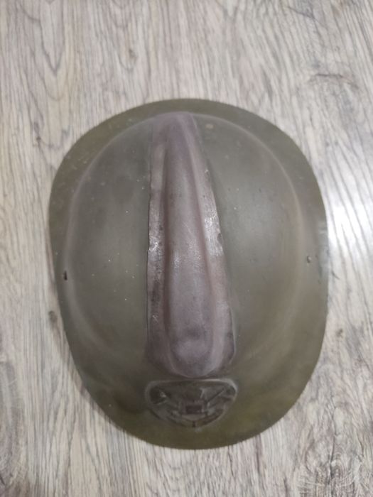 Каски пожарника и армейская.