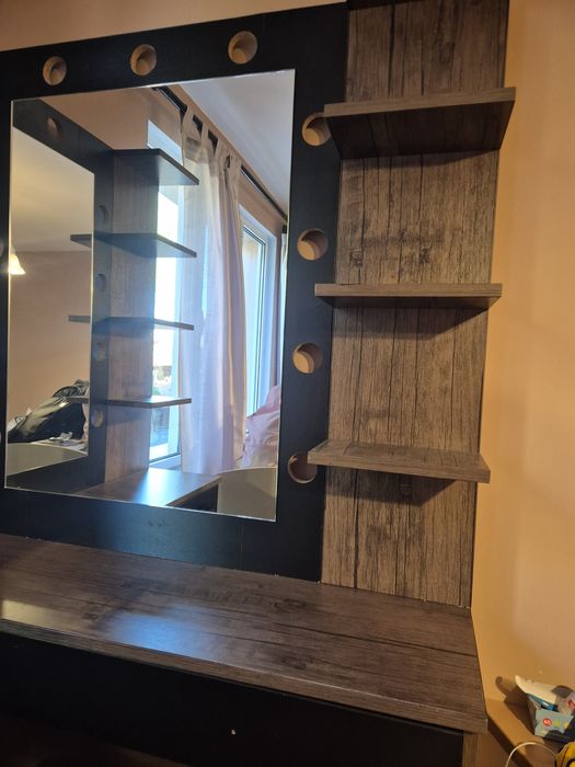 Ъглова тоалетка с огледала и рафтове