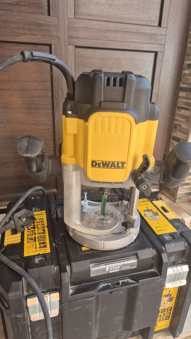 Оберфреза Dewalt DWE625