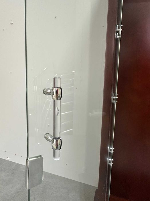 Малък кафяв шкаф със стъклена врата  с push бутон и хром панти