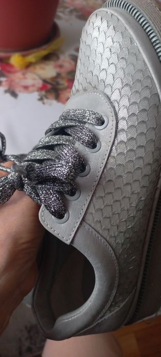 Кроссовки женские,бу,37р