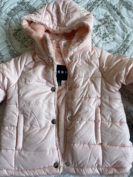 Детко яке DKNY цеят праскова за 2 години момиче