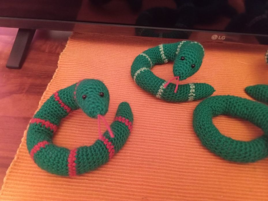 Змейки связанные крючком