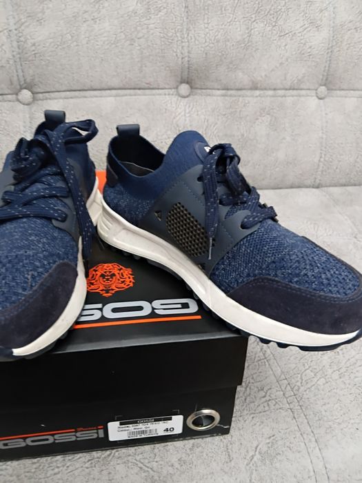 Продаётся обувь.