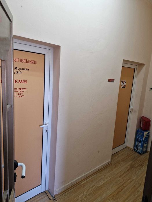 Три етажа от малка офис сграда в абсолютния център на Асеновград