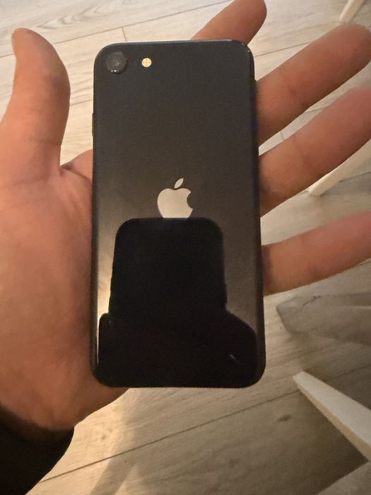 Продавам СПЕШНО Айфон СЕ 2020 и ОРИГИНАЛНИ слушалки Еърподс 3 !!