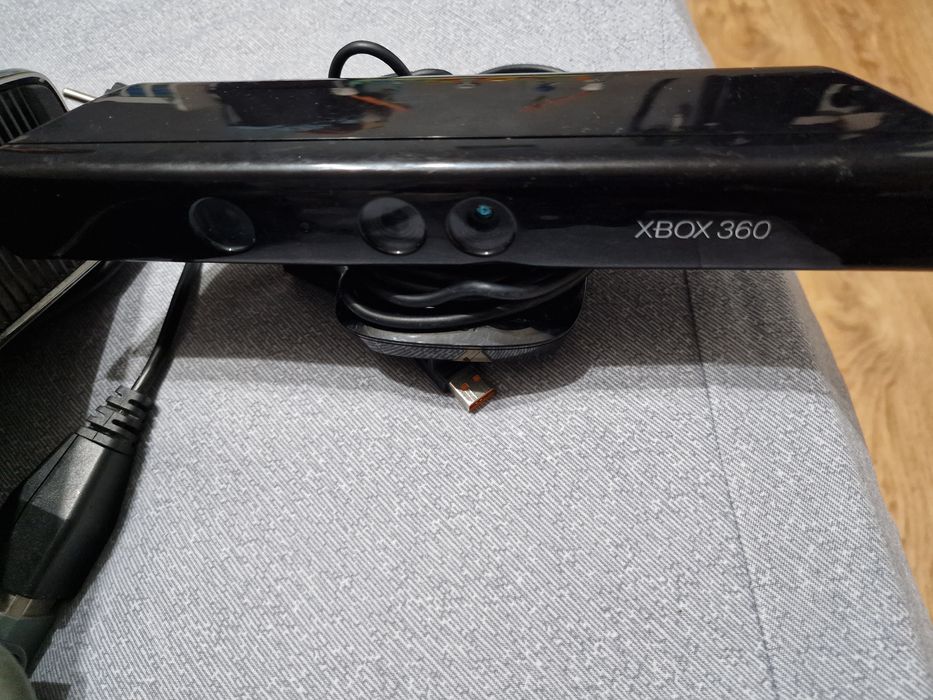 Xbox 360 cu maneta, 3 jocuri si camera