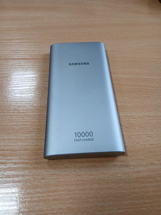 пауэрбанк Samsung 10000 mAh.