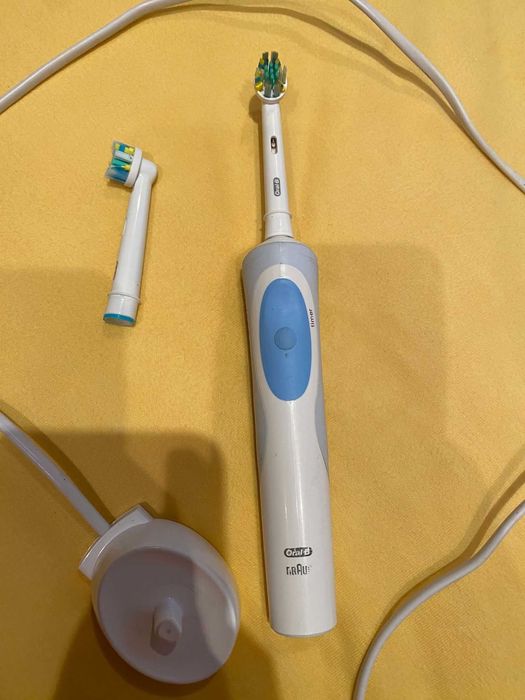 Електрическа четка за зъби Орал би,Oral B