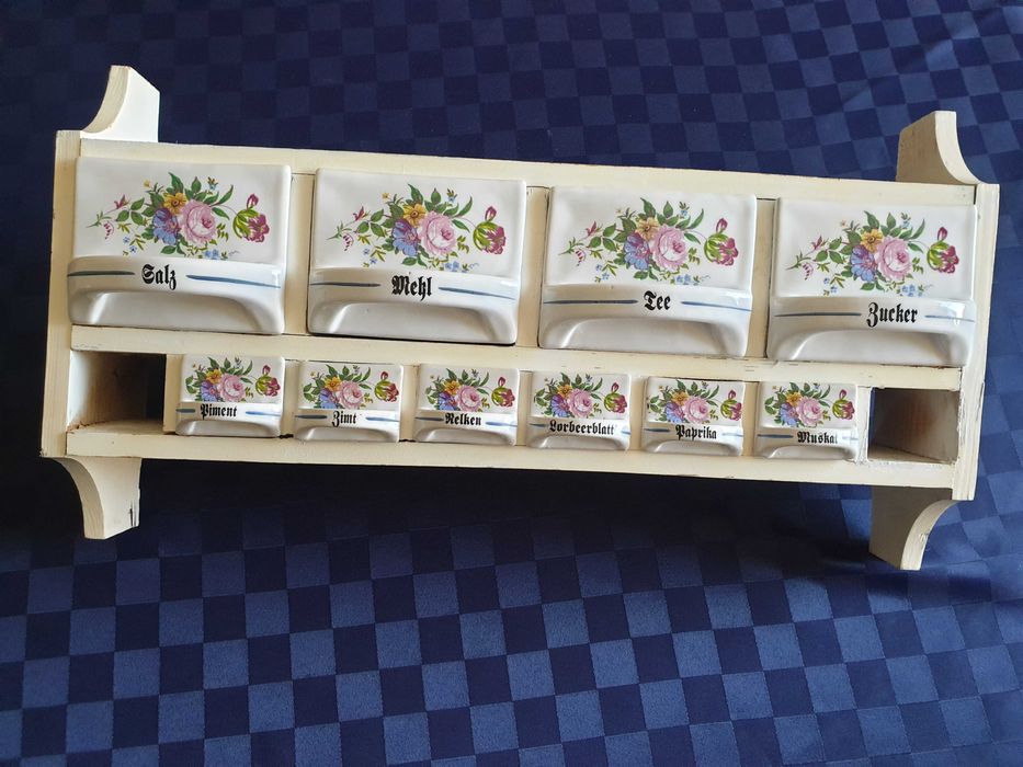 Шкафче за подправки с порцеланови чекмеджета и съдове за терин