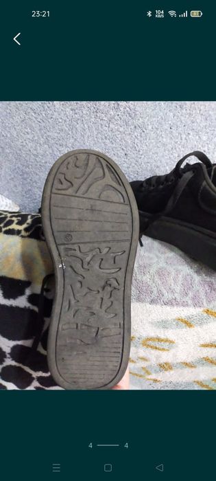 Продам кроссовки женские