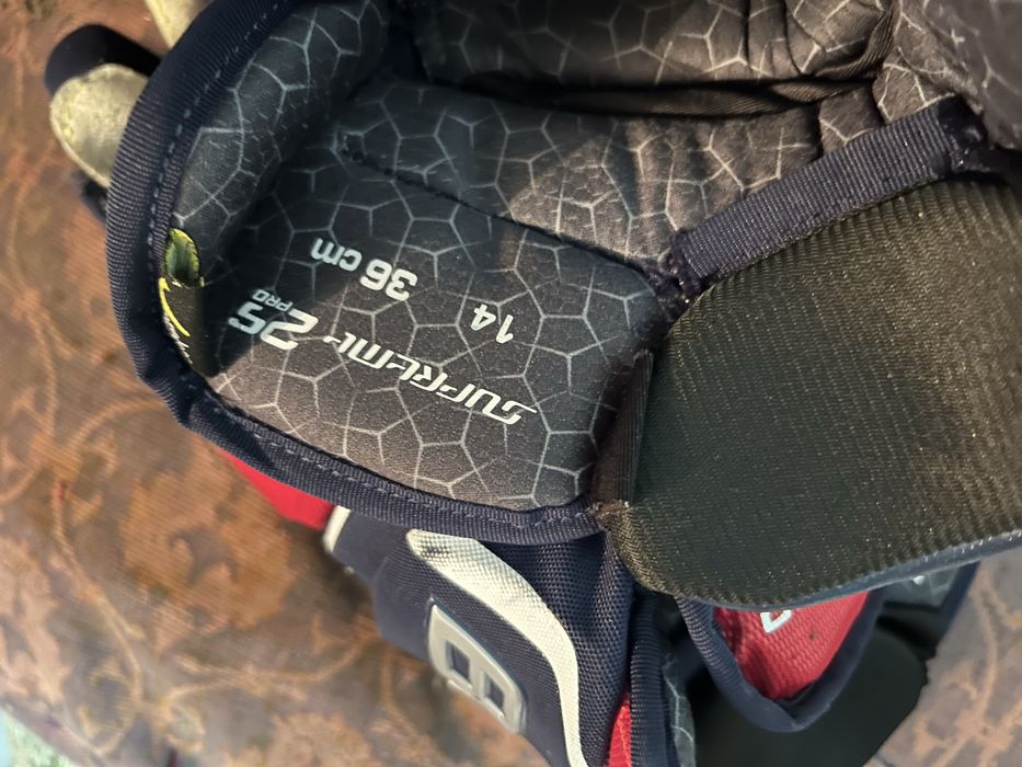 Продам хоккейные перчатки