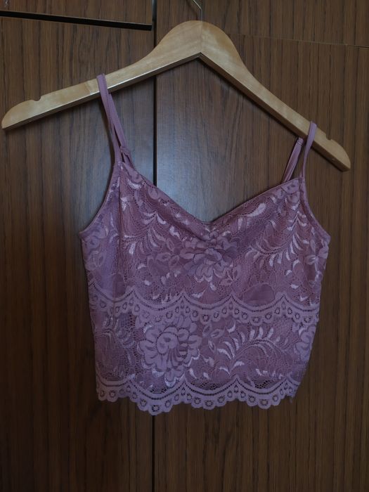 Топ в нежен цвят.