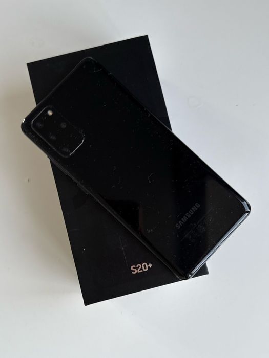 Samsung Galaxy S20+ 128 ГБ в черном цвете.