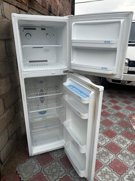 Продам Холодильник LG