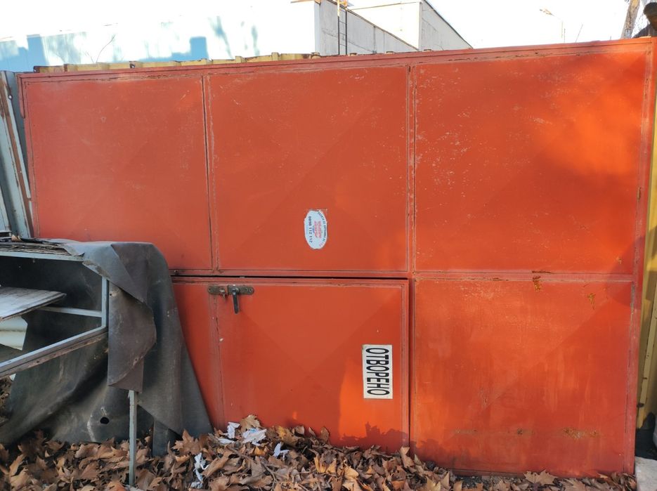 Гаражна врата с патрон и брава неръждясали