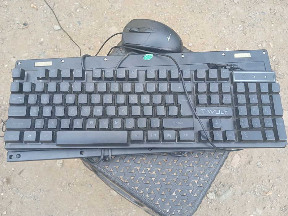 Se vinde două tastaturi