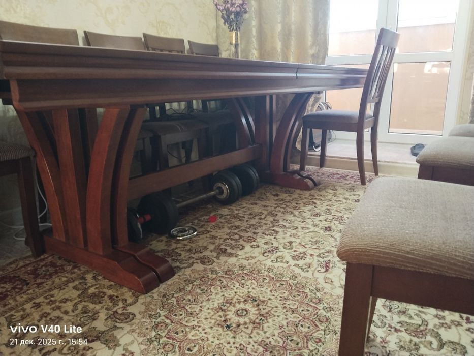 Продам стол в гостиную со стульями