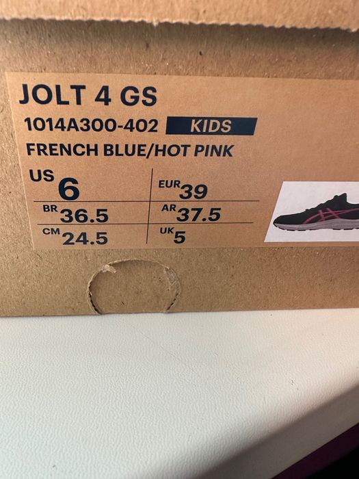 Кроссовки спортивные бренда ASICS