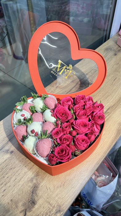 Клубника в шоколаде с цветами