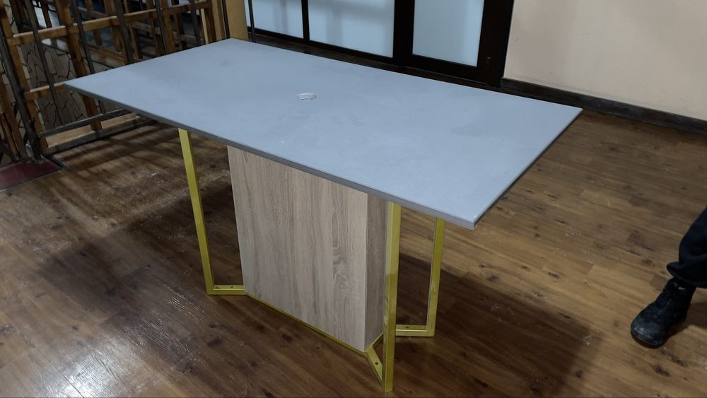 Стол с искусственным камнем