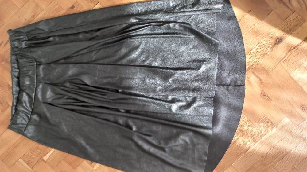 Кожена пола, М-L размер