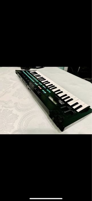 Профессиональный синтезатор Yamaha DX7 семейства, модель DX100