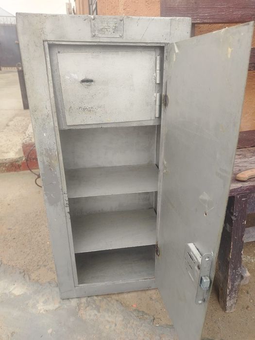 Б/у сейф сатылады.