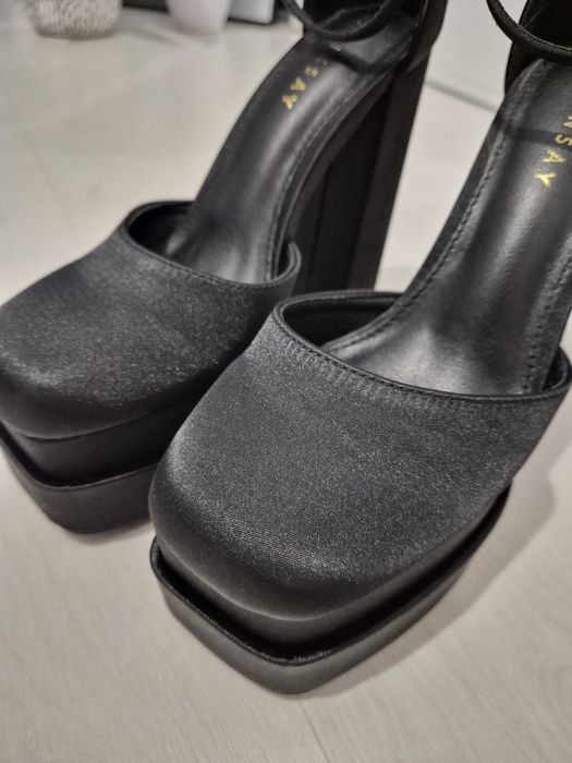 Дамски обувки с платформа и висок ток