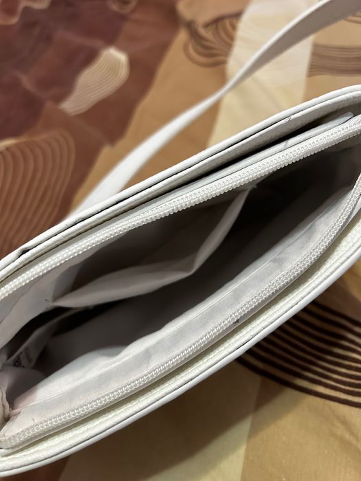 Бяла чанта за през рамо