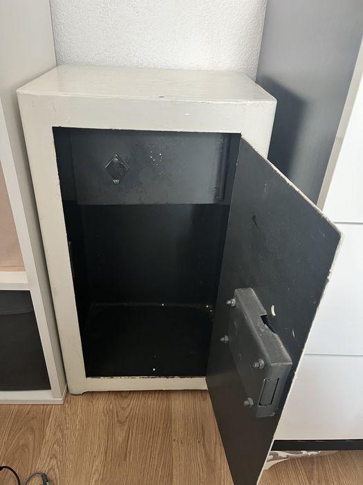 Сейф металлический