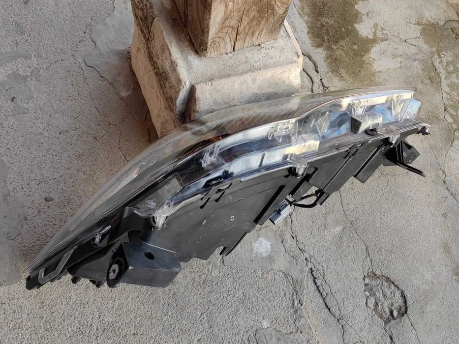 Фар Toyota Corolla Cross LED десен / Фар Тойота Корола Крос Оригинален