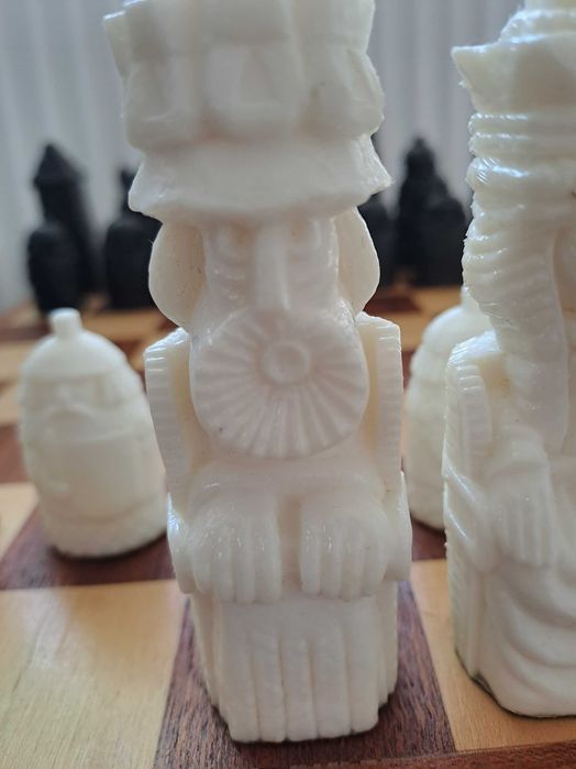 Шах дъска 34х34 с интересни фигури. Много запазена!