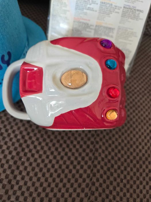 Лот играчки, раница, шапка, чаша на Малвел всичко 10 лв.