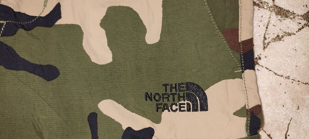 Pantaloni The North Face Black Camo  de Barbati  Size XS