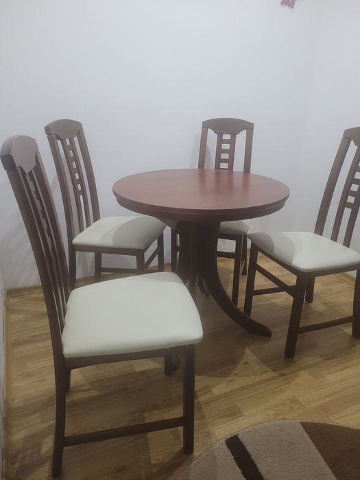 Masa rotunda si scaune