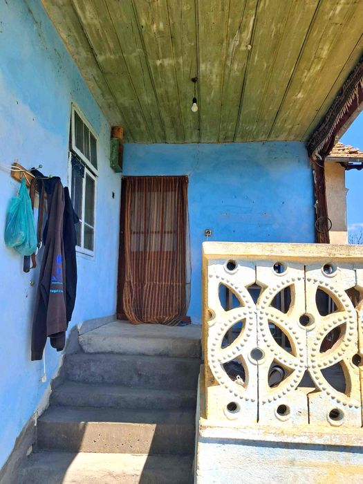 Двуетажна тухлена къща в село Лозен, общ. Стражица