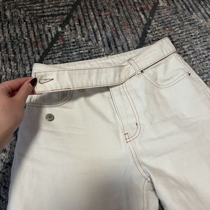 белые джинсы