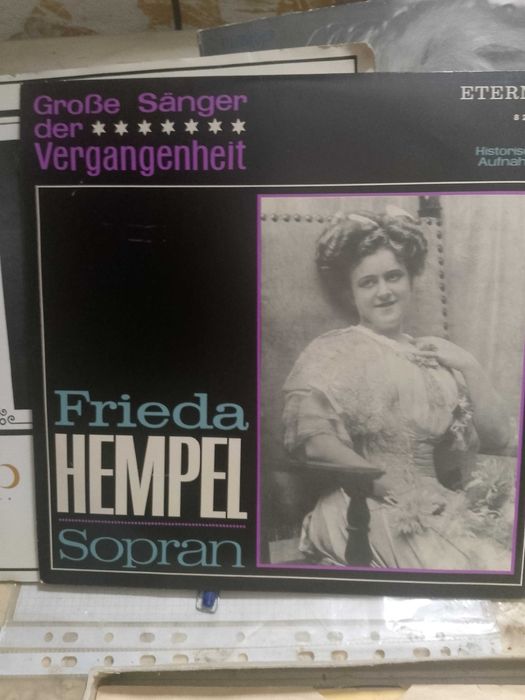 Продается проигрыватель пластинок, с множеством пластинок.