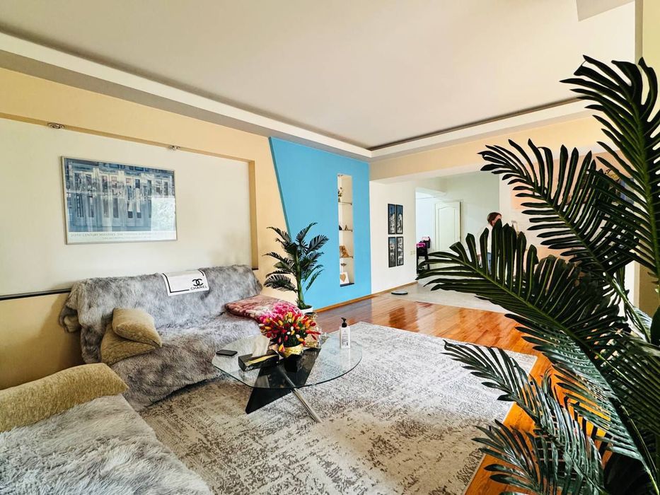 Квартира на метро Космонавт Спец план  2/2/8 общ пл 80м с обстановкой