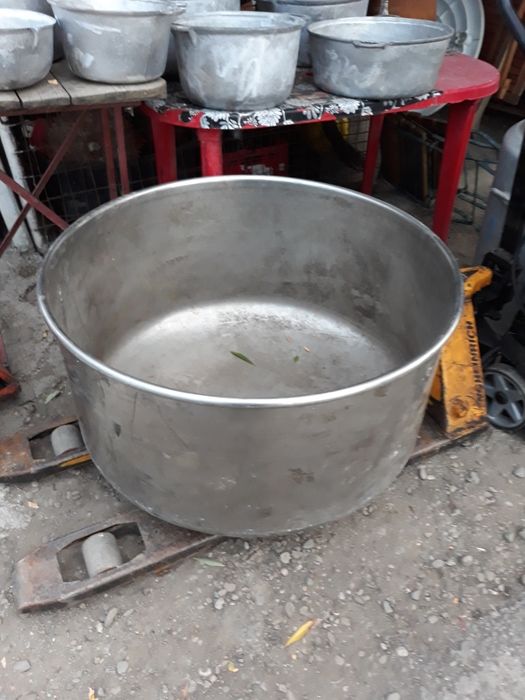 Oală de inox capacitate de 500 litrii preț.5200 lei.