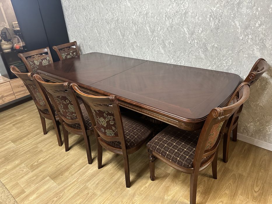 Столь со стулями и сервантом (дерево орех)