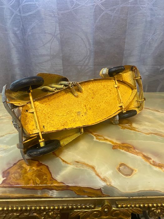 Метален ретро автомобил