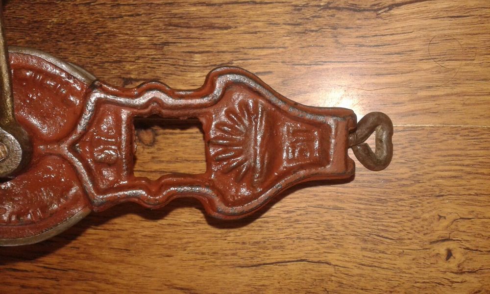 Стара ръчна машинка за мелене на ядки "Б.Т."