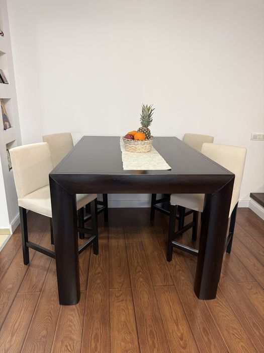 Masa din lemn cu 4 scaune tip bar