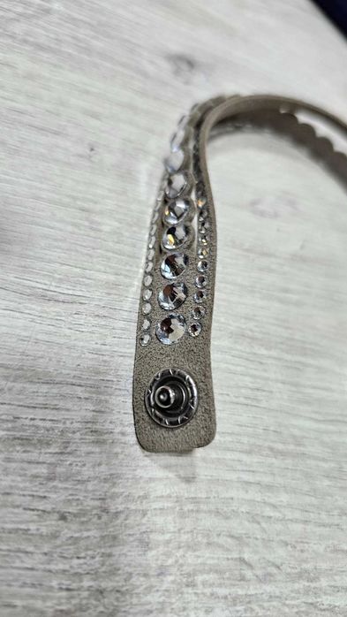 Колие Чокър със светло сива кожа и кристали Swarovski