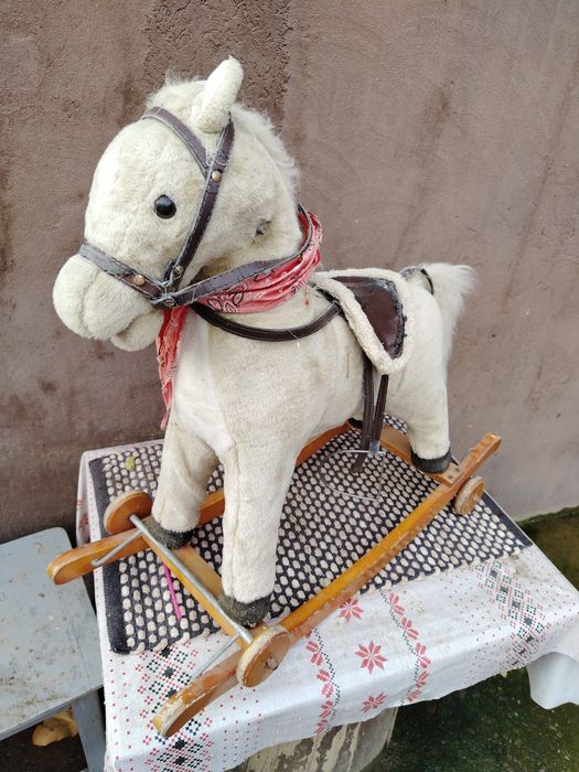 Căluț balansoar cu roti